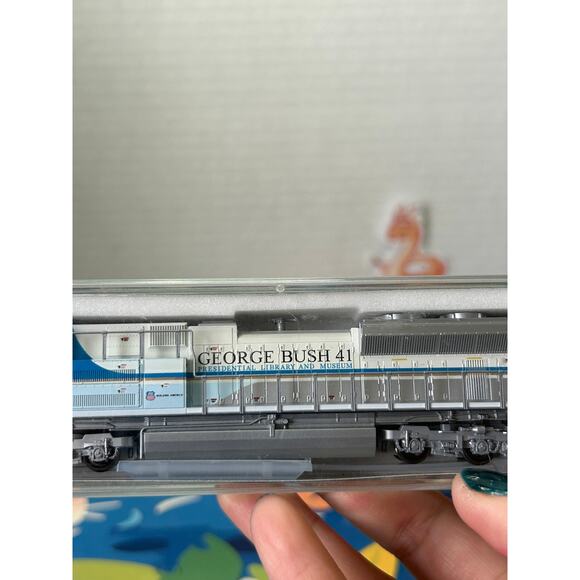 N Scale Kato EMD 176-8411 SD70ACe George Bush #4141 - Picture 6 of 11